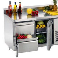 Khltische mit Tren und Schubladen