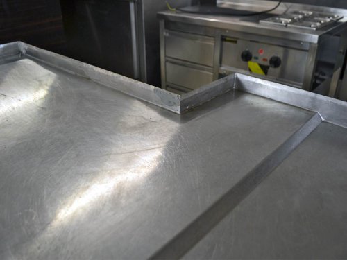 Arbeitstisch 215 x 92cm Edelstahl Spezialanfertigung Splbecken rechts mit Mischbatterie