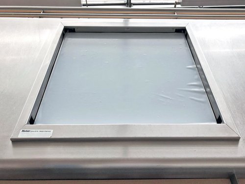 Salatbar / Kalte Theke 4x GN 1/1 mit Einbaustapler Rieber EPG-Q1/1 und beidseitiger Tablettrutsche, Dekor Buchenholz