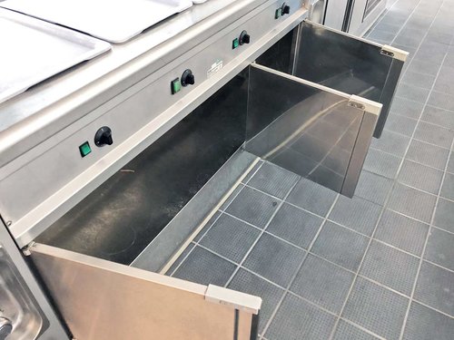 Speiseausgabe-Station Kantine mit Khlvitrine / Khltisch / 2x Bain Marie / 2x Aufsatzstrahler / Tellerspender / Varithek / Warmhaltemodul