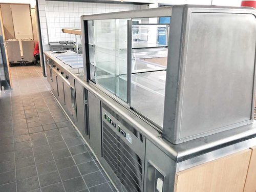 Speiseausgabe-Station Kantine mit Khlvitrine / Khltisch / 2x Bain Marie / 2x Aufsatzstrahler / Tellerspender / Varithek / Warmhaltemodul