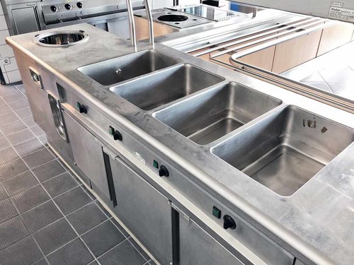 Speiseausgabe-Station Kantine mit Khlvitrine / Khltisch / 2x Bain Marie / 2x Aufsatzstrahler / Tellerspender / Varithek / Warmhaltemodul