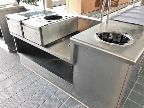 Speiseausgabe-Station Kantine mit Khlvitrine / Khltisch / 2x Bain Marie / 2x Aufsatzstrahler / Tellerspender / Varithek / Warmhaltemodul