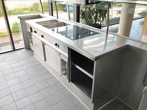 Speiseausgabe-Station Kantine mit Khlvitrine / Khltisch / 2x Bain Marie / 2x Aufsatzstrahler / Tellerspender / Varithek / Warmhaltemodul