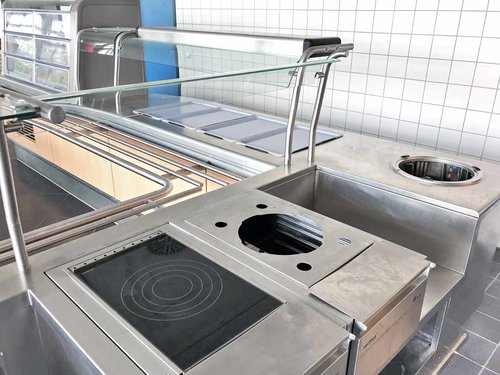 Speiseausgabe-Station Kantine mit Khlvitrine / Khltisch / 2x Bain Marie / 2x Aufsatzstrahler / Tellerspender / Varithek / Warmhaltemodul
